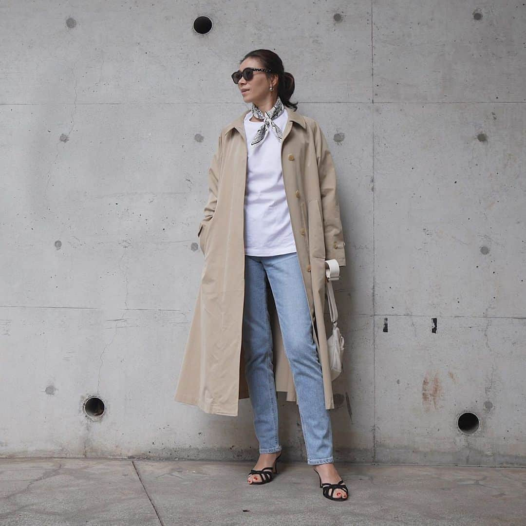 大日方久美子さんのインスタグラム写真 - (大日方久美子Instagram)「・ Outfit ☆ ・ Coat → @couturedadam  T-Shirt #hanes × BEEFY Denim → @joesjeansjp  Shoes → #manoloblahnik  Scarf → #hermes  Bag → @cookiechocolate_official ・ ・ 定番シンプルスタイルですがデニムをアップデートしているから新鮮な気分。定番アイテムこそ定期的なアップデートが必要みたい。  問い合わせをいただくデニムはTHE KASSというモデルで伊勢丹新宿で見つけました。ホワイトデニムも濃紺デニムも同じTHE KASSです。 ・ バッグは完売していますが、リクエストをいただくと再販できます。他にもバイイングアイテムが発売されているので @cookiechocolate_official をご覧ください🙏🏻😊 ・ ・  #kumicloset  #inmyjoes  #パーソナルスタイリスト」5月19日 22時29分 - kumi511976