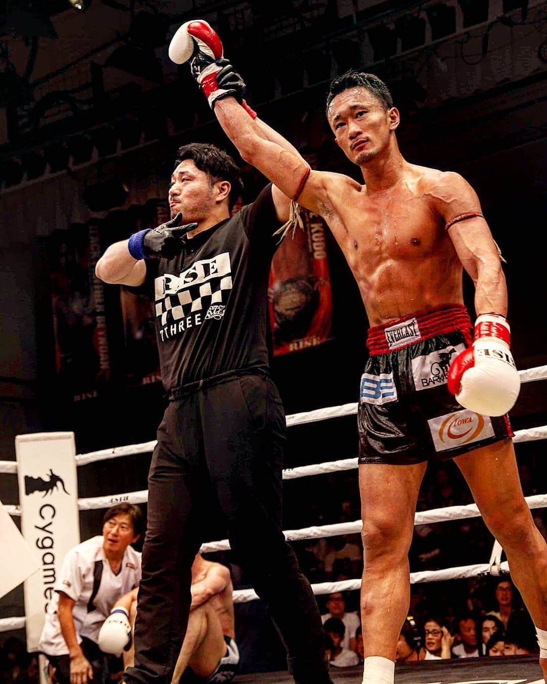 梅野源治のインスタグラム：「2R KO👊👊 WIN👍  試合後、対戦相手にプレゼントを♪ 日本にいい想い持ってくれるといいな。  #RISE132 (C)佐藤タケシ」