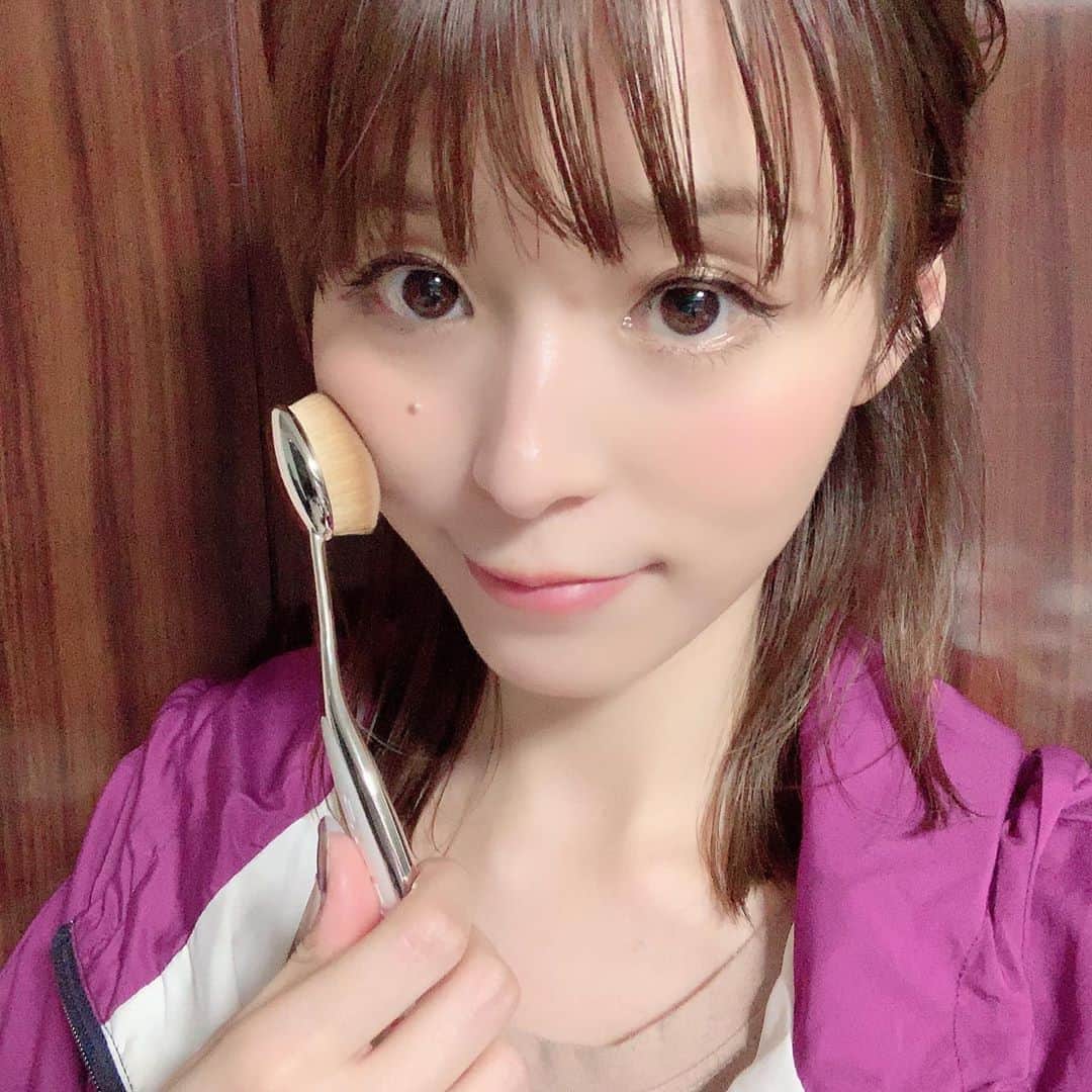 のインスタグラム：「先日メイクアップアーティストの冨沢ノボルさん @noboruok と、 "とあるお仕事"で数年ぶりにご一緒させていただき、﻿ お仕事道具で気になっていたartisのブラシをなんとプレゼントしていただきました❤️💙💚💛﻿ ﻿ やったぁ(☝︎ ՞ਊ ՞)☝︎✨﻿ ﻿ ﻿ ウサ二ぶりにご一緒させていただいたんですが、﻿ やっぱり面白い‼️﻿ ノボルさん自身も面白いし、どんな自分になれるのかメイクしてもらっててワクワクする💖﻿ ﻿ ﻿ この撮影の時に素敵な言葉をプレゼントしてくれて……🍎﻿ この時の撮影が解禁になったらまたお話しますね⭐︎﻿ ﻿ ﻿ ﻿ #冨沢ノボル さん﻿ #artis #artisbrush  #ayahirano #平野綾﻿」