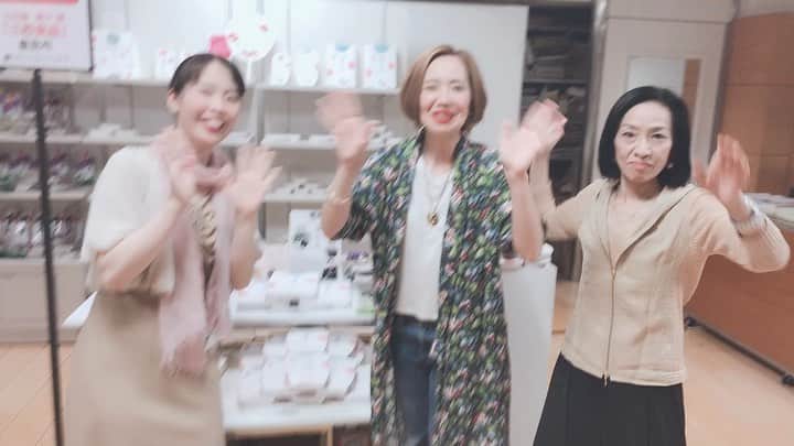 貴千碧のインスタグラム：「チャルさん✨あゆみさん✨  とっても可愛いオシャレなアクセサリーを作られるチャルさんと、抹茶が効いた美味しいお茶を販売されているあゆみさん☺️✨ こんな楽しい感じで皆様をお待ち致しております😍🙌 #箙かおる さん  ファラオ様✨ #鈴奈沙也 さん スーパー上級生の方に挟まれて小者の#貴千碧 撮影はかわい子ちゃん元#月組#紗那ゆずは ちゃん #タカラジェンヌOGマルシェ 後2日宜しくお願い致します☺️✨ 足をお運びくださいました皆様、本当に本当にありがとうございました❤️‼️ #喜昆布 食べたことない方は是非味見しに来て下さいね😆」