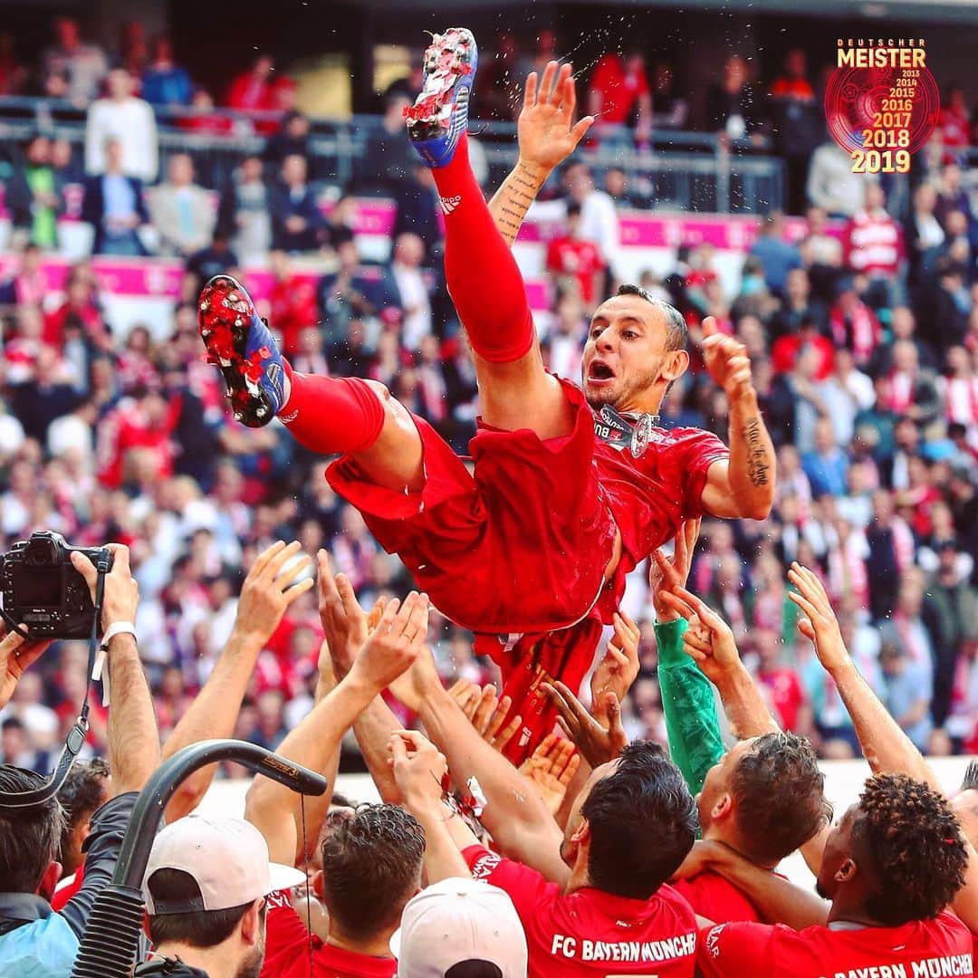 バイエルン・ミュンヘンさんのインスタグラム写真 - (バイエルン・ミュンヘンInstagram)「Thanks for 8⃣ unforgettable years, @r_13official! ♥️😊 #obrigado . 7️⃣-time #Bundesliga champion! #MiaSanMia #MEIS7ER #FCBayern」5月19日 22時42分 - fcbayern