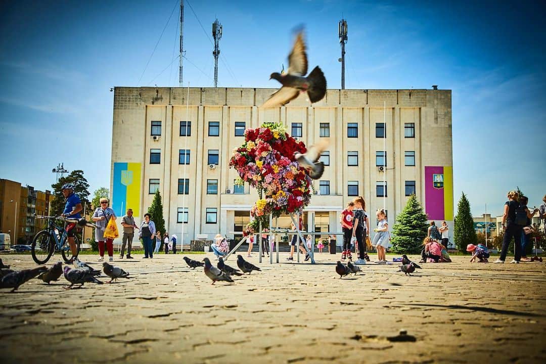 椎木俊介さんのインスタグラム写真 - (椎木俊介Instagram)「Botanical Sculpture in Slavutych, Ukraine  Date: May 18 Saturday, 2019 Location: City hall square of Slavutych 51.521812,30.754870 *Please insert this numbers to your Google map.  #azumamakoto #makotoazuma #shiinokishunsuke #amkk #amkkproject #flowers #flowerart #botanicalsculpture #東信 #東信花樹研究所 #slavutych #ukraine」5月19日 22時46分 - shiinokishunsuke
