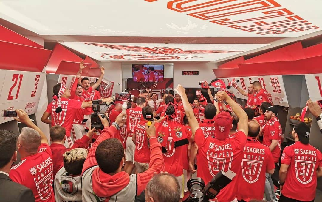 ハリス・セフェロヴィッチさんのインスタグラム写真 - (ハリス・セフェロヴィッチInstagram)「SOMOS CAMPEÕES!!!! 🏆🦅🔴⚪️#37 @slbenfica」5月19日 22時46分 - harisseferovic