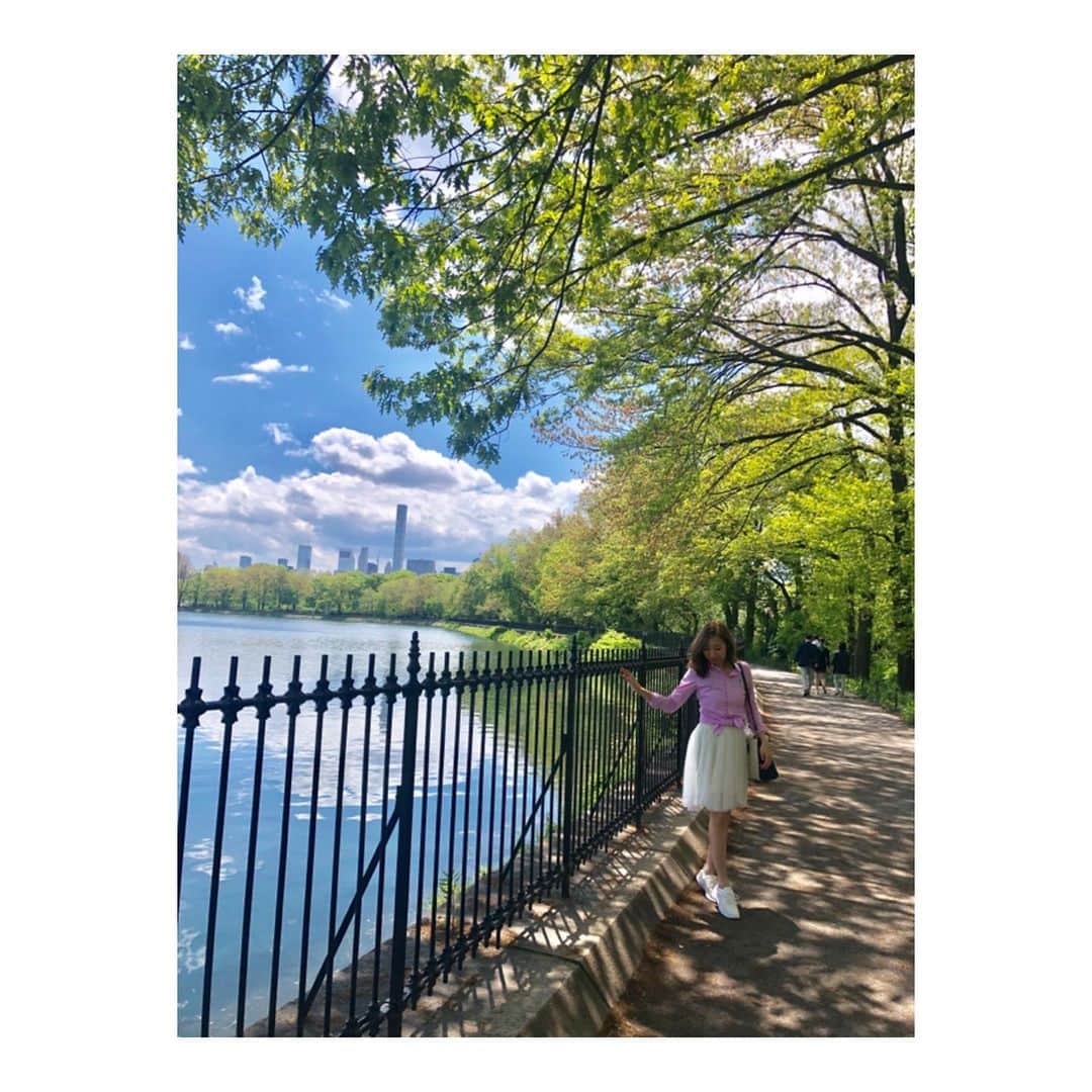 山田優依さんのインスタグラム写真 - (山田優依Instagram)「Central Park🇺🇸 . セントラルパークのお散歩が最高に心地良い気候🌈 . 何枚撮っても同じ景色なのに ついつい撮りたくなっちゃう程素敵🍀 . #UnitedStates #newyork #CentralPark #family」5月19日 22時46分 - yui_gourmetwalker