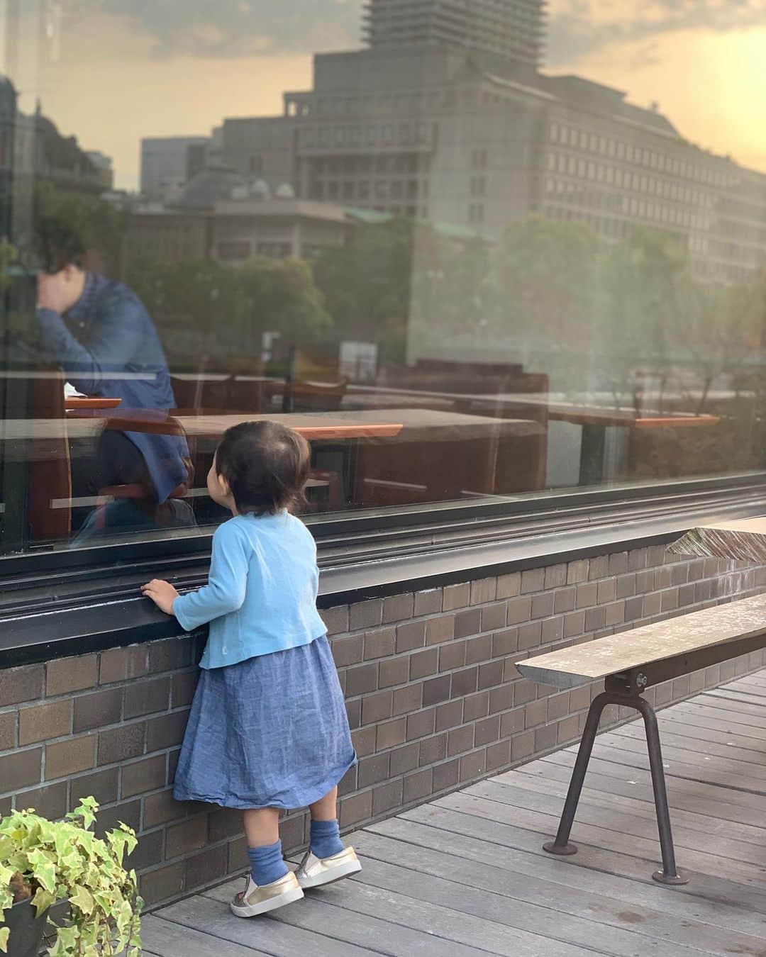 のインスタグラム：「夫がこんな時だから早く帰らなくちゃと思ってた。﻿﻿ 数日間東京で仕事して、今朝は早くから慣れた手つきで荷物をまとめていた。﻿﻿ 今晩作りたいご飯、気になる家事、夫が少しでも元気になるように花も買って帰ろうなんて考えて、出がけの最後に、いつものようにいたずらする娘を勢いよく抱き上げた。﻿﻿ ﻿﻿ その時、まさに魔女の一撃という名にふさわしい激痛が襲って人生初のぎっくり腰に(´･_･`)﻿﻿ ﻿﻿ にもかかわらず、周囲の反対を押し切って、実家の家族に新幹線の中まで荷物と娘(と私)を運んでもらい、乗車と同時に新大阪のホームまで来てくれるシッターさんをKIDS LINEで予約。﻿﻿ ﻿﻿ 声を出すだけでも激痛が走る中、元気いっぱいの娘と過ごす数時間の車内は、これまでの短い子育て生活で一番の試練だったかもしれない。お約束の💩事件も発生。﻿﻿ ﻿﻿ 新大阪駅のホームでシッターさんに娘を託した後、2mmずつ進む私を見て、駅員さんが車椅子でタクシー乗り場まで運んでくれました…。﻿﻿ ﻿﻿ これまでぎっくり腰になった人の話を聞いても、ユーモアのある病名だなぁなんて思ってて、本当にごめんなさい(´･_･`)﻿﻿ 子育て中のお母さんたち、どうか赤ちゃんを抱き上げる時は膝を曲げて、腰に負担がかからないように気をつけてください…。﻿一瞬で世界が変わるから(´･_･`)﻿ ﻿﻿ 靭帯損傷している夫と、ぎっくり腰の妻、﻿﻿ それから常にブリッジの練習をし続ける元気な1歳児。今週は、KIDS LINEとUberEatsに沢山お世話になろう…。﻿﻿ ありがとう文明の利器。 ﻿﻿ 幸い、家には自分で作ってきた夫用の常備菜が沢山あったので、今日ばっかりは過去の自分にもありがとう。﻿ ﻿  #ぎっくり腰 #kidsline #常備菜」