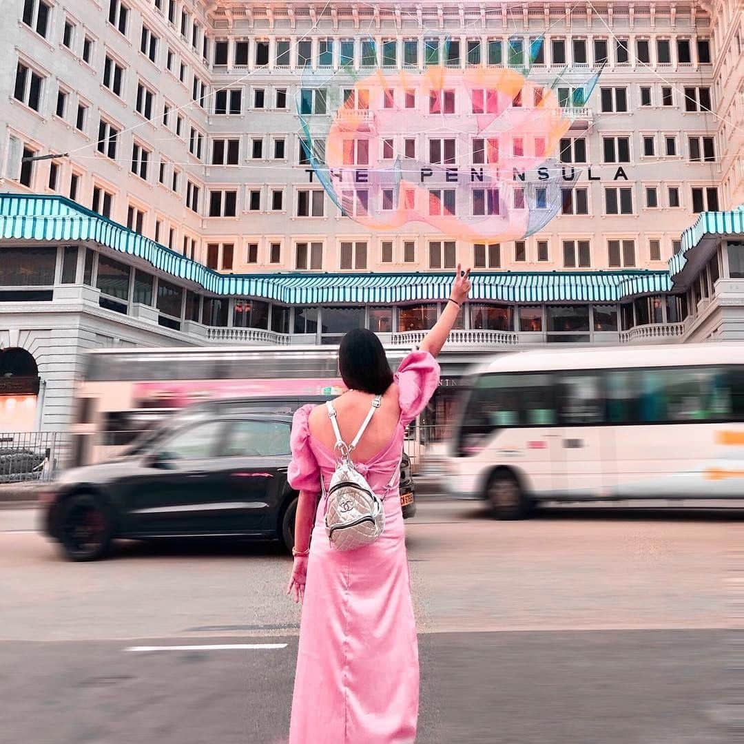 The Peninsula Hotelsさんのインスタグラム写真 - (The Peninsula HotelsInstagram)「When our guests colour-coordinate with our #ArtInResonance installation at The @peninsulahongkong. 💖📸@christieglc . . . . . . . . #peninsulahotels #luxuryhotels #luxuryhotelexperience #luxurytravel #travel #beautifuldestinations #welltraveled #traveldiaries #jetset #jetsetter #hotel #hotellife」5月19日 23時00分 - peninsulahotels