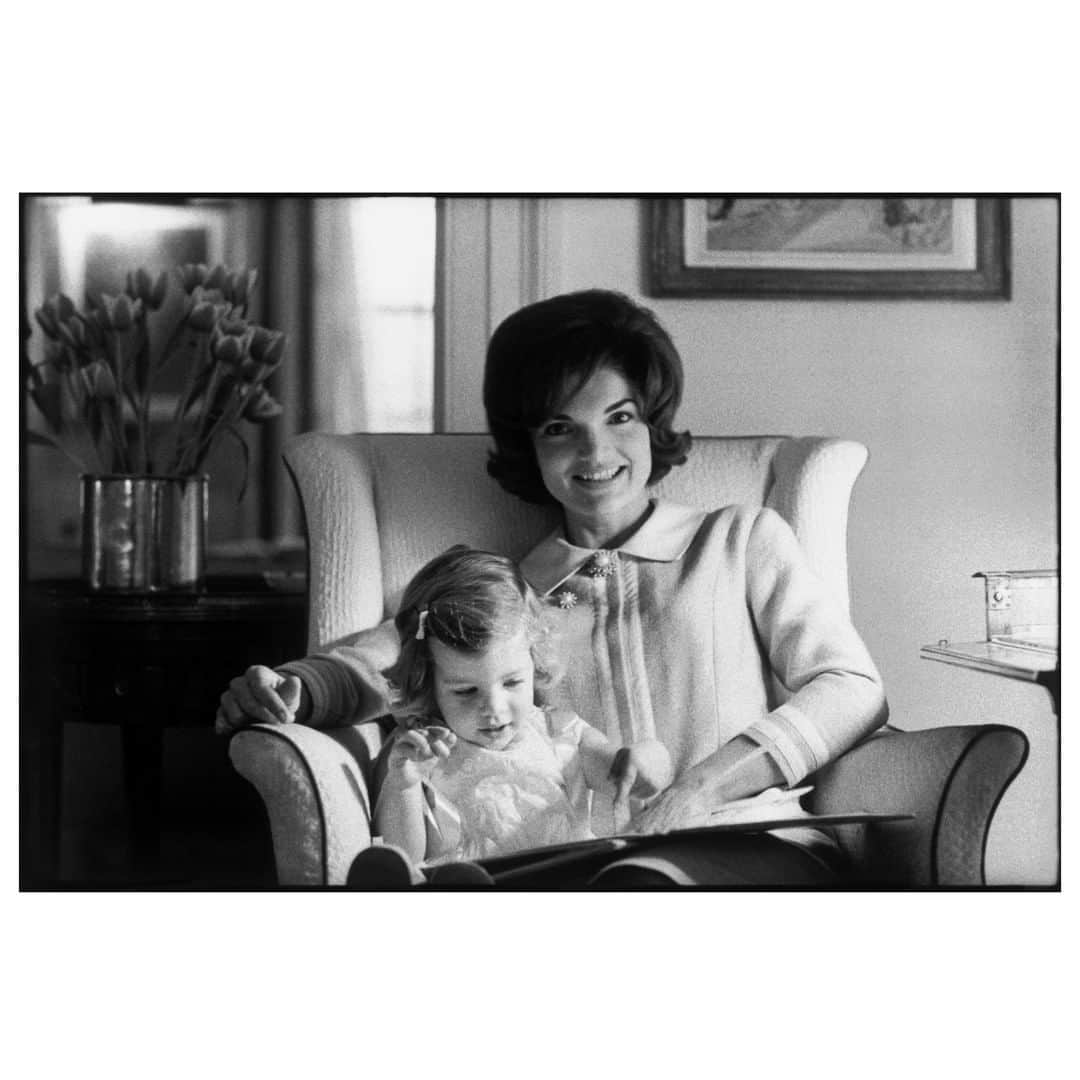 Magnum Photosさんのインスタグラム写真 - (Magnum PhotosInstagram)「Today marks 25 years since the death of Jacqueline Kennedy Onassis, former First Lady of the United States. . PHOTO: Jacqueline Kennedy with daughter Caroline. Washington D.C. USA. 1960. . © #EveArnold/#MagnumPhotos . #JackieKennedy #JacquelineKennedy #onthisday」5月19日 23時00分 - magnumphotos