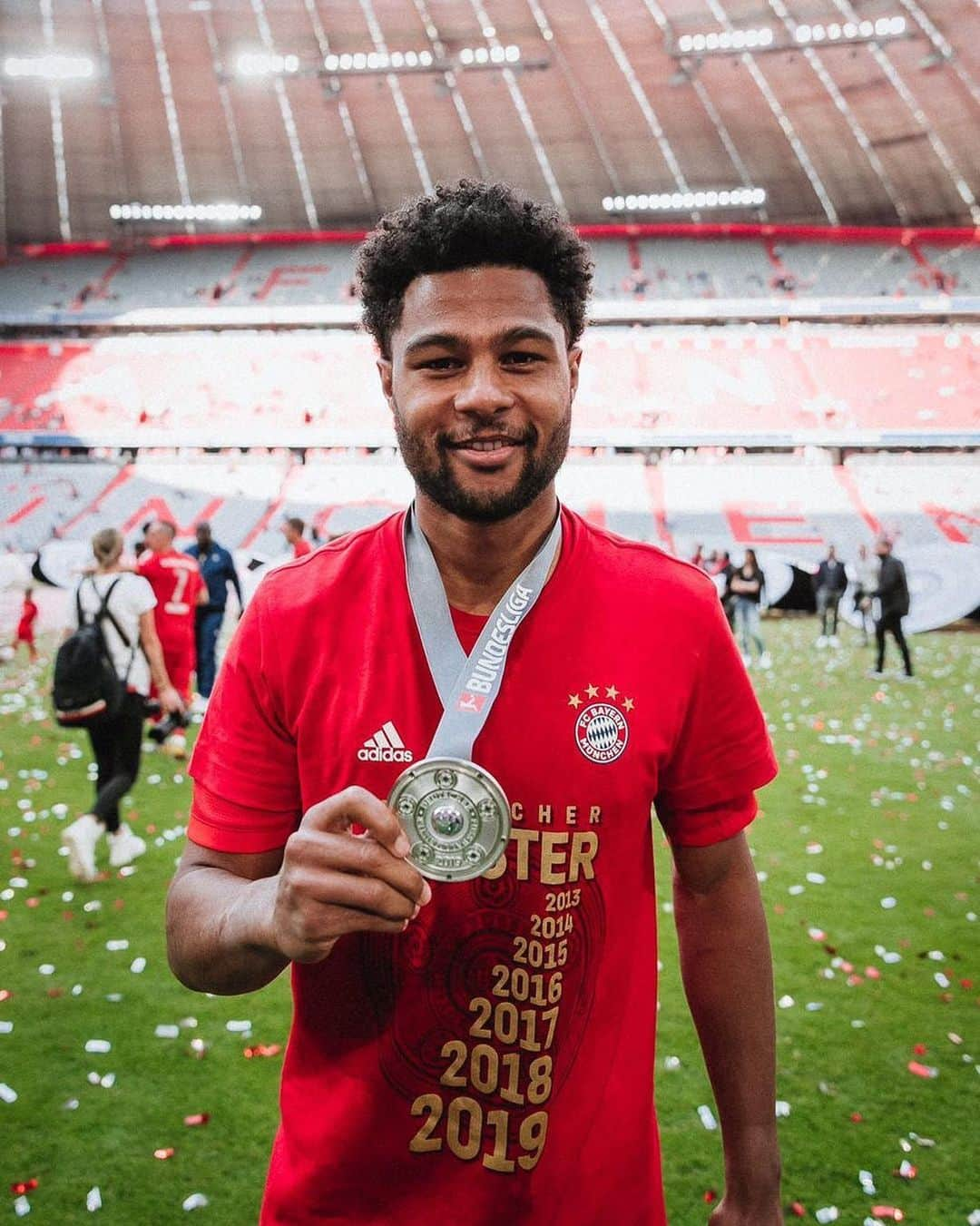 セルジュ・ニャブリさんのインスタグラム写真 - (セルジュ・ニャブリInstagram)「🥇 Deutscher Meister」5月19日 22時53分 - sergegnabry