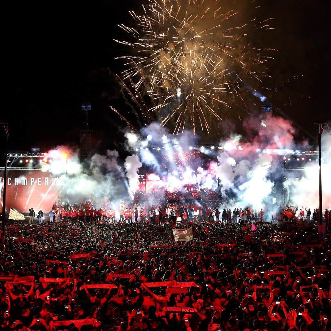 サッカーキングさんのインスタグラム写真 - (サッカーキングInstagram)「. Celebração!!🎇 （2019.05.19） . 📷Photo by Pedro Fiúza/NurPhoto via Getty Images . #お祝い #fiesta #花火 #Firework #Celebração #ベンフィカ #Benfica #SLBenfica #プリメイラリーガ #PrimeiraLiga #🇵🇹 #37度目の優勝 #Campeão37 #TodosContam #Reconquista #football #サッカーキング #⚽️ #サッカー」5月19日 22時54分 - soccerkingjp