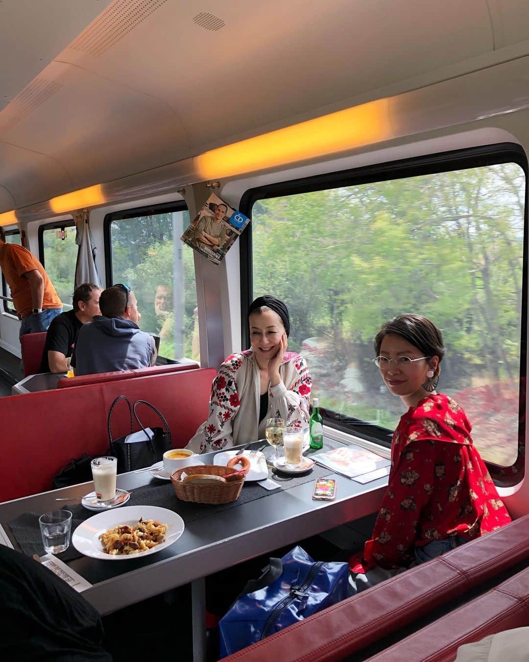 桐島かれんさんのインスタグラム写真 - (桐島かれんInstagram)「ウィーンからプラハに向かう食堂車にて。 #鉄道の旅 #クリコ」5月19日 22時55分 - houseoflotuskaren