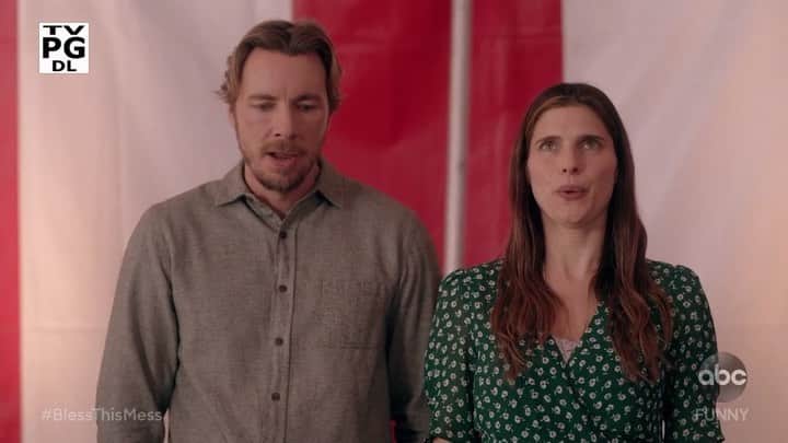 レイク・ベルのインスタグラム：「⭐️SEASON FINALE⭐️ I promise it’s a GREAT one! @daxshepard & I get into some ridiculous shenanigans, people. Written by @dominicdierkes Directed by @josh.greenbaum ✨🐓 @blessthismesstv @lizmeriwether @abcnetwork」