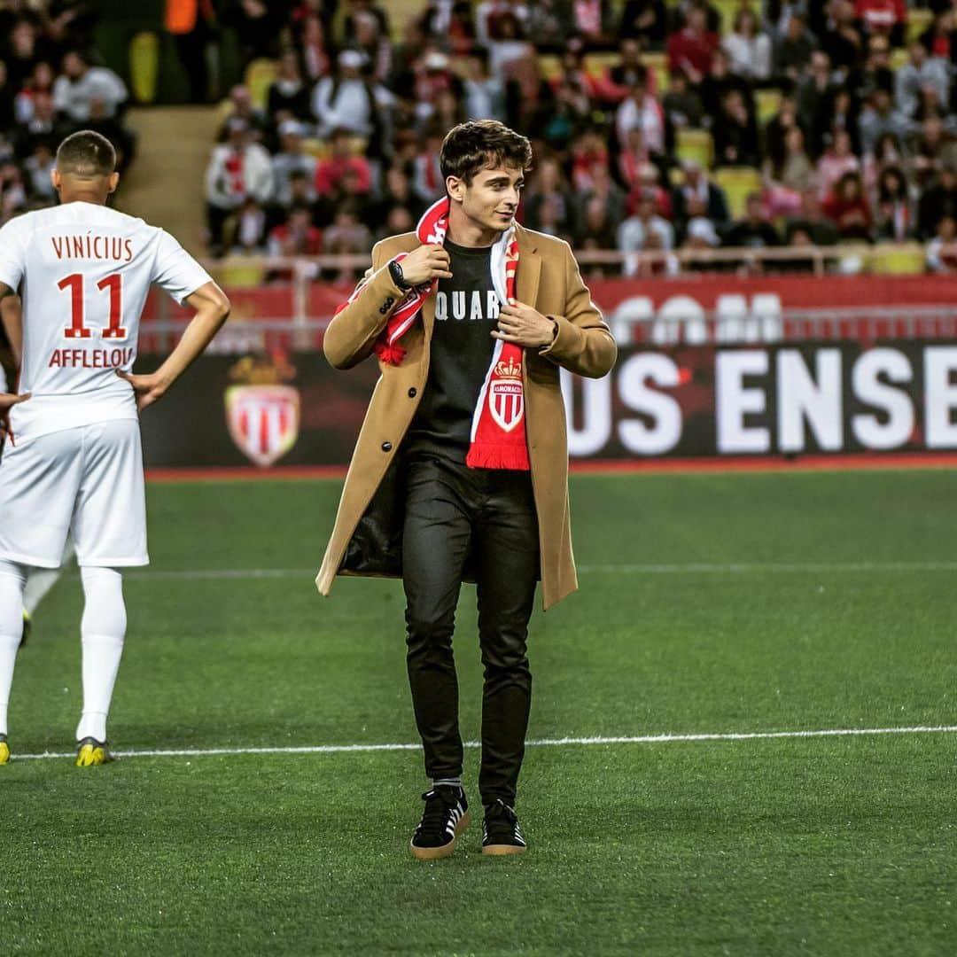 ASモナコさんのインスタグラム写真 - (ASモナコInstagram)「📸 @charles_leclerc en porte bonheur des Rouge & Blanc hier soir (#ASMASC 2-0) 🙏 Nous lui souhaitons bonne chance pour le prochain Grand Prix de F1 🏎 à Monaco (26 mai) 🇲🇨」5月19日 22時56分 - asmonaco