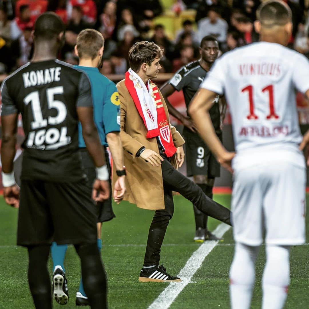 ASモナコさんのインスタグラム写真 - (ASモナコInstagram)「📸 @charles_leclerc en porte bonheur des Rouge & Blanc hier soir (#ASMASC 2-0) 🙏 Nous lui souhaitons bonne chance pour le prochain Grand Prix de F1 🏎 à Monaco (26 mai) 🇲🇨」5月19日 22時56分 - asmonaco