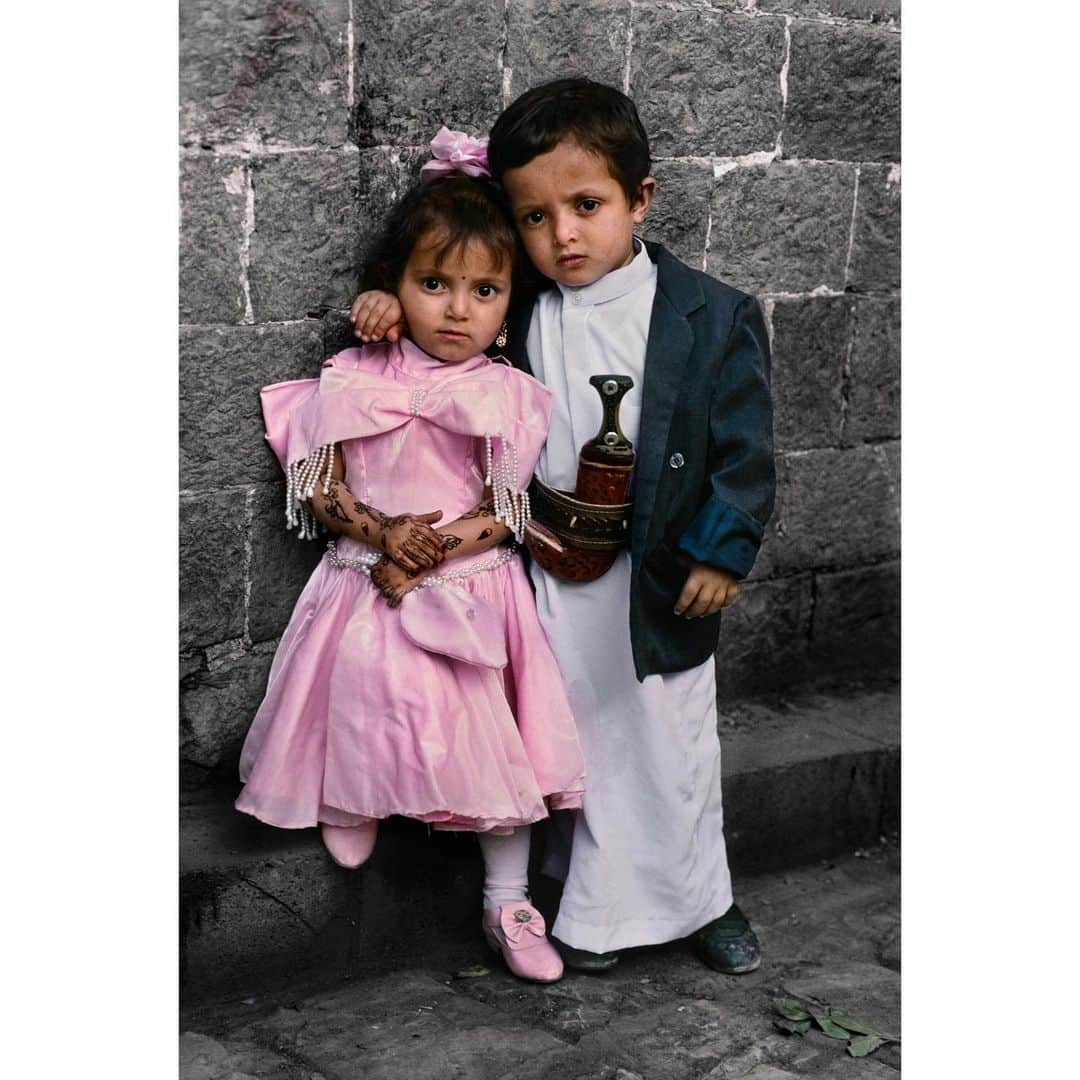 スティーブ・マカリーさんのインスタグラム写真 - (スティーブ・マカリーInstagram)「"You can call it a clan, call it a network, call it a tribe, call it a family. Whatever you call it, whoever you are, you need one." - Jane Howard Brother and Sister going to a wedding, #Yemen, 1997.」5月19日 22時59分 - stevemccurryofficial