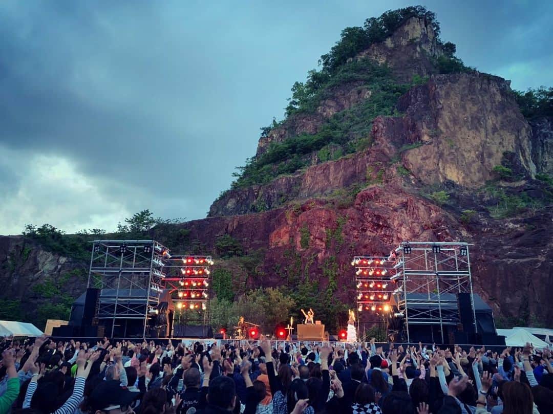 小柳ゆきのインスタグラム：「岩船山クリフステージ💕 2年ぶりでしたが、覚えていてくれた方が沢山いらっしゃって、本当に温かく迎えてもらい、感激すぎました！！ . . 栃木の皆さん、ヤバい、最高でした😭✨ ありがとう💕」