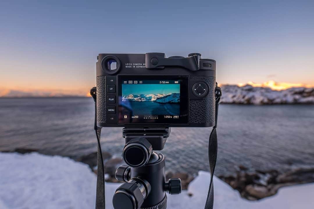 のインスタグラム：「The Leica M10 is the first Leica camera with an innovative ISO setting dial on the top plate. You can set focusing, aperture, shutter speed, and now ISO too, using physical dials and don't have to enter a menu. The Leica M10 gives you all essential shooting parameters at your finger tips for the ultimate in control and feel. Discover the The Camera for yourself via the bio link.  Photo: @leicastoremiami  #LeicaCamera #Leica #🔴📷 #Leicagram #LeicaM10 #ProfessionalPhotography #TheLeicaLook #LeicaWorld #Leica_Club #LeicaSociety #LeicaPhoto #ShootLeicaPro #cameraporn #LeicaPorn」