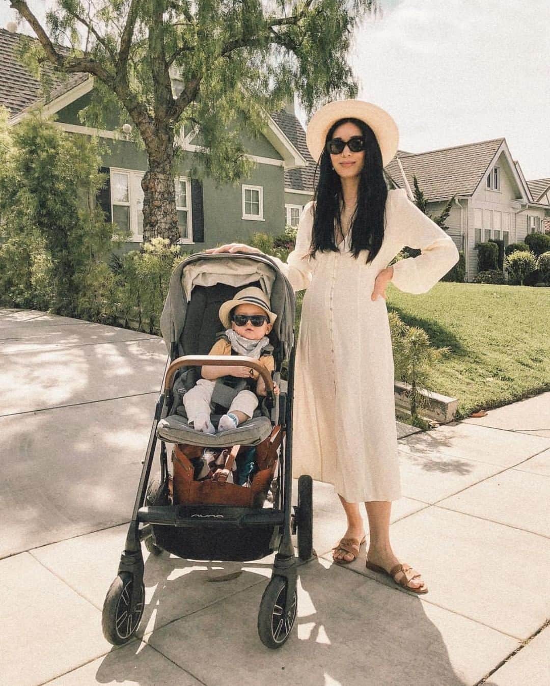 nunaさんのインスタグラム写真 - (nunaInstagram)「Getting out for a #sundayfunday in our MIXX™ stroller. For quick trips out, weekends away, and everything in between—MIXX is the one.  PC: @honeynsilk *MIXX shown in Granite https://www.nuna.eu/mixx-2019-usa  #Nuna #Nuna_US #MIXX #stroller #sundaystrolls #lifestyle #fun」5月19日 23時00分 - nuna_usa