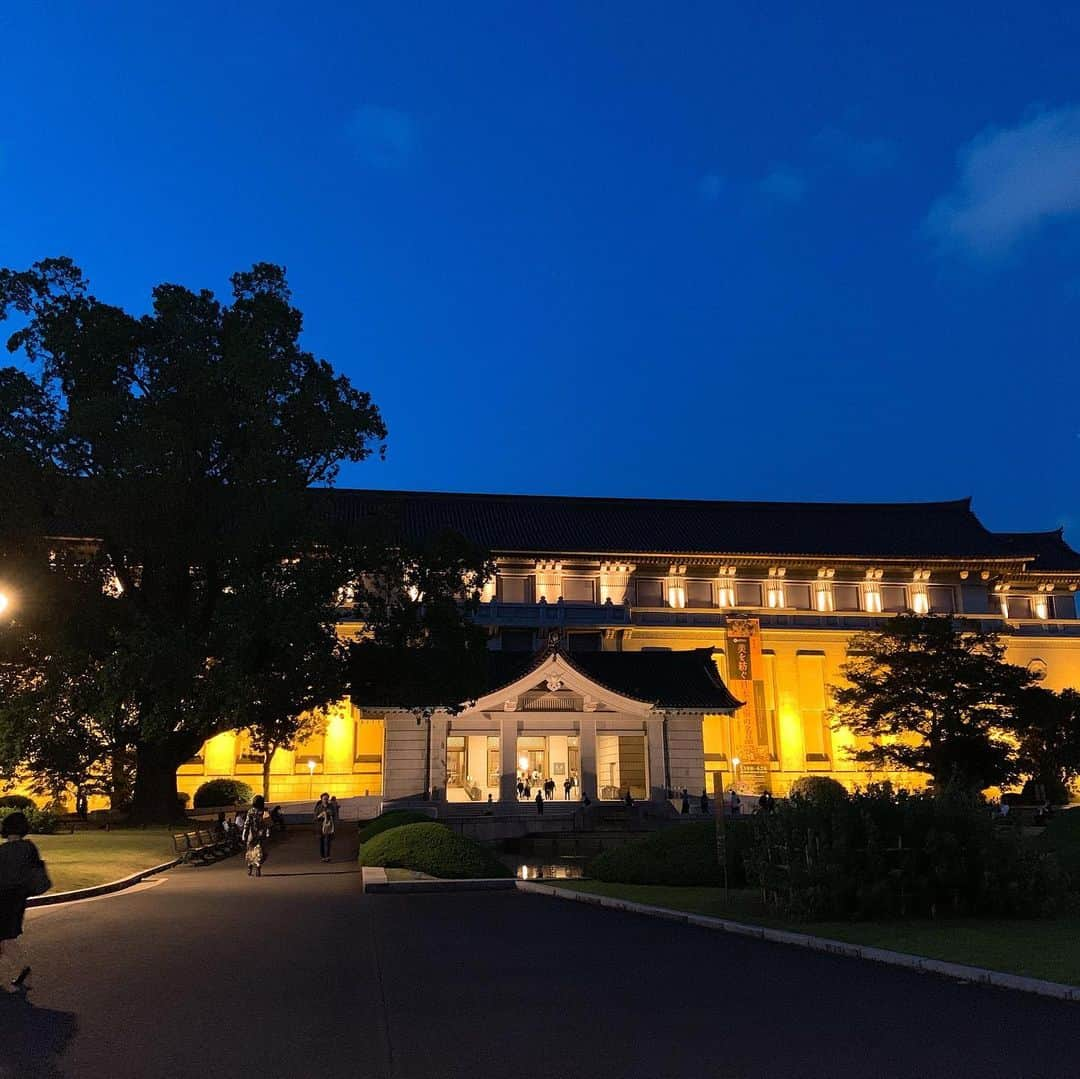 中野公美子さんのインスタグラム写真 - (中野公美子Instagram)「先日は、東寺展へ。 仏像が何体も博物館に集結していて圧巻、そして感動✨ 曼荼羅や仏像を観るのは、 楽しかったなぁ！ 仏像が一本の木から作られるとか、凄い。 曼荼羅に描かれていた仏様が大勢いて、こんなにも仏様はいるのかと驚きました。 2枚目写真の仏像は、唯一写真撮影許可されていた 像に乗る帝釈天。凛々しいですね。 国立博物館の周辺の雰囲気もとても素敵でした✨  #東寺#東寺展#国立博物館#仏像 #帝釈天#空海 #アラフォー」5月19日 23時09分 - kumikorion