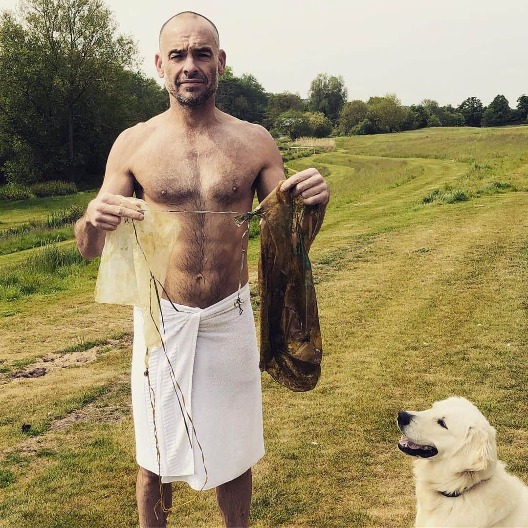 ポール・ブラックソーンさんのインスタグラム写真 - (ポール・ブラックソーンInstagram)「Benji & I are not impressed... I went for a lovely wild swim in a lake this morning and came across these two stinky balloons tangled up in the reeds... THIS is the next area of plastic pollution we need to tackle! In recent years there’s been good awareness raised, helping to reduce plastic bags & straws, but #BALLOONS are next on the plastic hit list. There are squillions of these useless buggers floating around out there ensnaring wildlife and marine life.  What steps do you think we should take to tackle this issue..??? #BalloonsBlow #Plastic  Photo taken by Godson @leo.arney  #EcoEco warrior...」5月19日 23時03分 - paulblackthorne