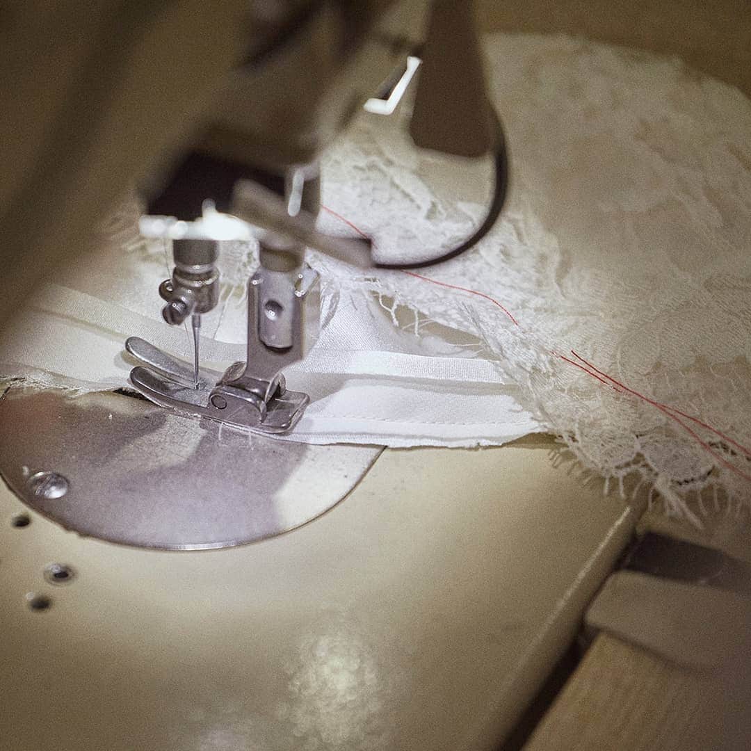ドルチェ&ガッバーナさんのインスタグラム写真 - (ドルチェ&ガッバーナInstagram)「The needles patiently thread in and out, and the sowing machines are activated to stitch together the new-born's bonnet.  #DGFattoAMano #DGBambino」5月19日 23時03分 - dolcegabbana