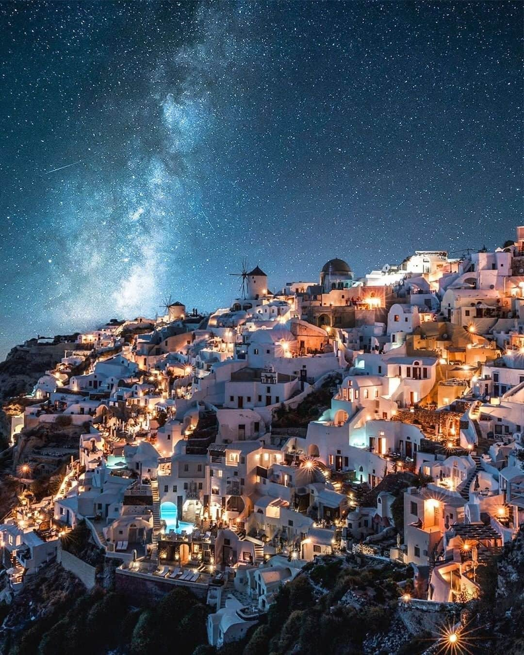 Travel + Leisureさんのインスタグラム写真 - (Travel + LeisureInstagram)「There are a multitude of gorgeous hotels in Santorini, but one of them has a $29,000 secret for staying so beautiful. Find out what it is at our link in bio! #tlpicks courtesy of @filippo_cesarini」5月19日 23時05分 - travelandleisure