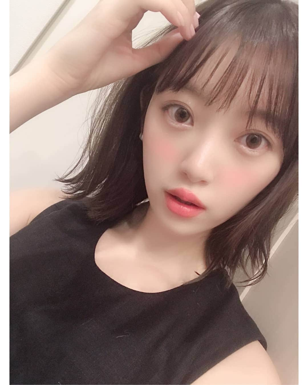 堀未央奈さんのインスタグラム写真 - (堀未央奈Instagram)「#フレンチレトロ | 乃木坂46 堀未央奈 公式ブログ 2019/05/17 20:36  最近はヨーロッパの洋服に夢中です☺  絶妙な色味はもちろんデザインも個性的でかわいくて、特にフランスの洋服ブランドはレトロでガーリーでロマンティックで私の理想とする上品な女らしさが出る洋服ばかりなんです、、、 . 華奢さがある！ うーむ かわいい！！ . フランスの女の子がよくやってる 白い肌に、透き通る髪色に、赤いリップ もいいですよね✨  私の母にもパリジェンヌ風ファッションを最近着てもらっていて親子揃ってフランスファッション意識です。笑 マレ地区のセレクトショップ巡りをいつかするのが夢☺  イガリシノブさんプロデュースブランドWHOMEEから新しく出たMATTE LIP crayonが全色かわいくて、愛用してます✨  マットだから発色も良くてベタつかないしなんとも言えないくすみ色がおしゃれ顔にしてくれて...かわいいの塊。  あと、イプサのひんやりする、かき氷リップも気になってますー！ リップは気づいたらたくさん集めちゃうなぁ... . http://blog.nogizaka46.com/miona.hori/smph/2019/05/050719.php/ #WHOMEE #MATTELIP #堀未央奈 #みおな #HoriMiona #乃木坂46 #Nogizaka46 #2期生 #岐阜 #東京 #可愛い #かわいい」5月20日 4時41分 - horimiona46