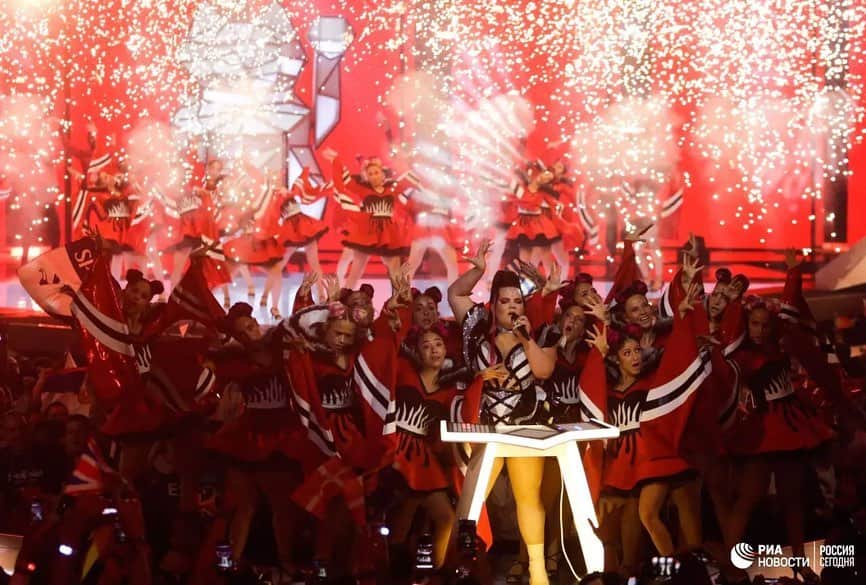 RIAノーボスチさんのインスタグラム写真 - (RIAノーボスチInstagram)「Финал конкурса "Евровидение-2019" состоялся в субботу в Тель-Авиве, где участвовали исполнители из 26 стран. Победил Дункан Лоуренс из Нидерландов с песней Arcade. Сергей Лазарев занял третье место. © REUTERS/Ronen Zvulun, AP Photo/Sebastian Schelner」5月20日 4時37分 - ria_novosti