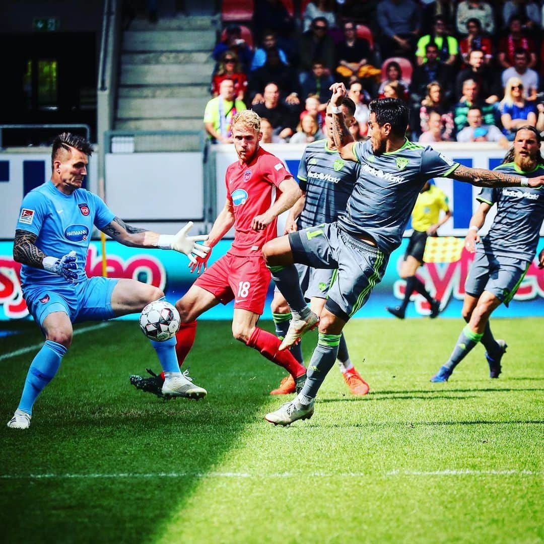 FCインゴルシュタット04さんのインスタグラム写真 - (FCインゴルシュタット04Instagram)「HALBZEIT ‼️ Unsere #Schanzer liegen zur Pause mit 0:2 in Rückstand. Nicht aufgeben, Männer 👊🔥 #FCHFCI #FCI #Zamrückrunde #totgesagtelebenlänger #Halbzeit #Halftime #football #fussball #keepgoing」5月19日 23時18分 - dieschanzer