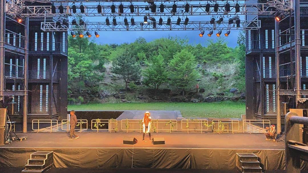 Metisさんのインスタグラム写真 - (MetisInstagram)「リハーサルも入念に！ このステージの下はマグマが眠っているらしい。  Metis  #ステラシアター#Metis#でか#世界遺産yoga#officeONELOVE#ヨガ#富士山#大自然#CRAY_G」5月19日 23時11分 - metis_0328