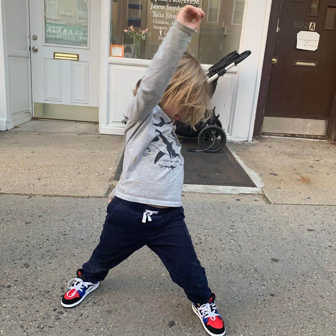 クレア・コフィーさんのインスタグラム写真 - (クレア・コフィーInstagram)「new shoe groove! 👋🏻 @tinkerhavenhatfieldjr !!」5月19日 23時12分 - clairecoffee