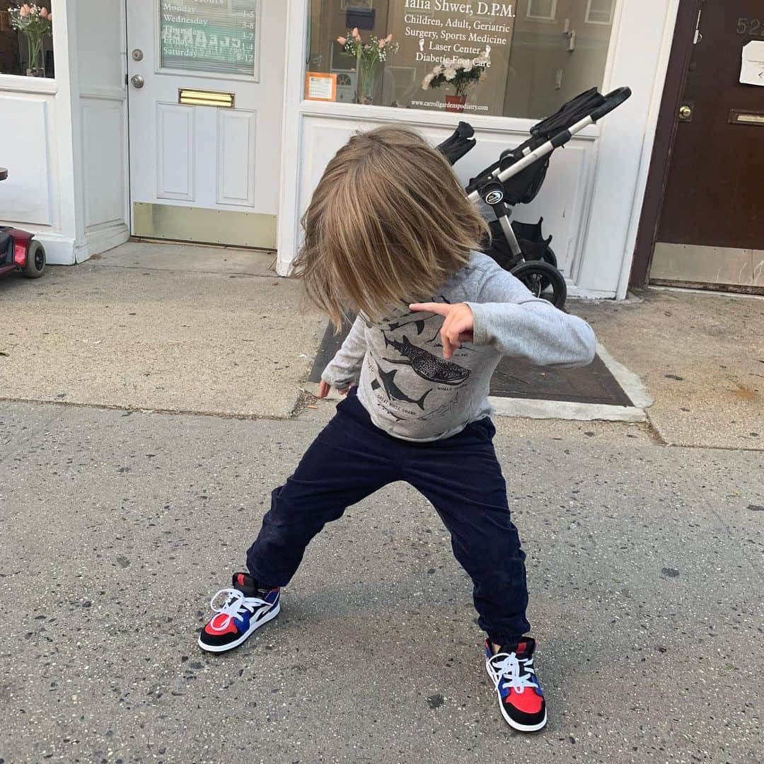 クレア・コフィーさんのインスタグラム写真 - (クレア・コフィーInstagram)「new shoe groove! 👋🏻 @tinkerhavenhatfieldjr !!」5月19日 23時12分 - clairecoffee
