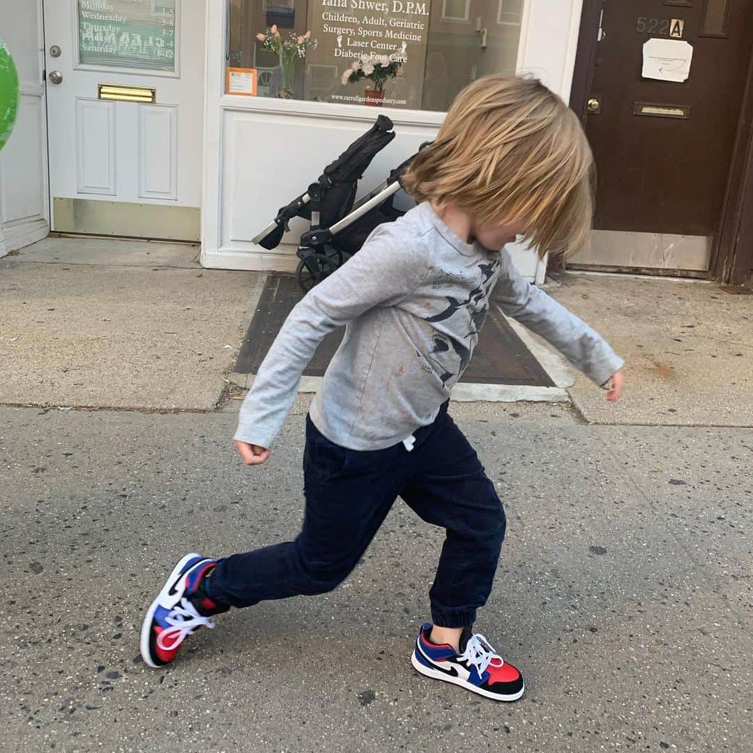 クレア・コフィーさんのインスタグラム写真 - (クレア・コフィーInstagram)「new shoe groove! 👋🏻 @tinkerhavenhatfieldjr !!」5月19日 23時12分 - clairecoffee