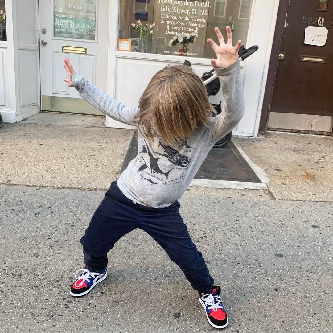 クレア・コフィーのインスタグラム：「new shoe groove! 👋🏻 @tinkerhavenhatfieldjr !!」