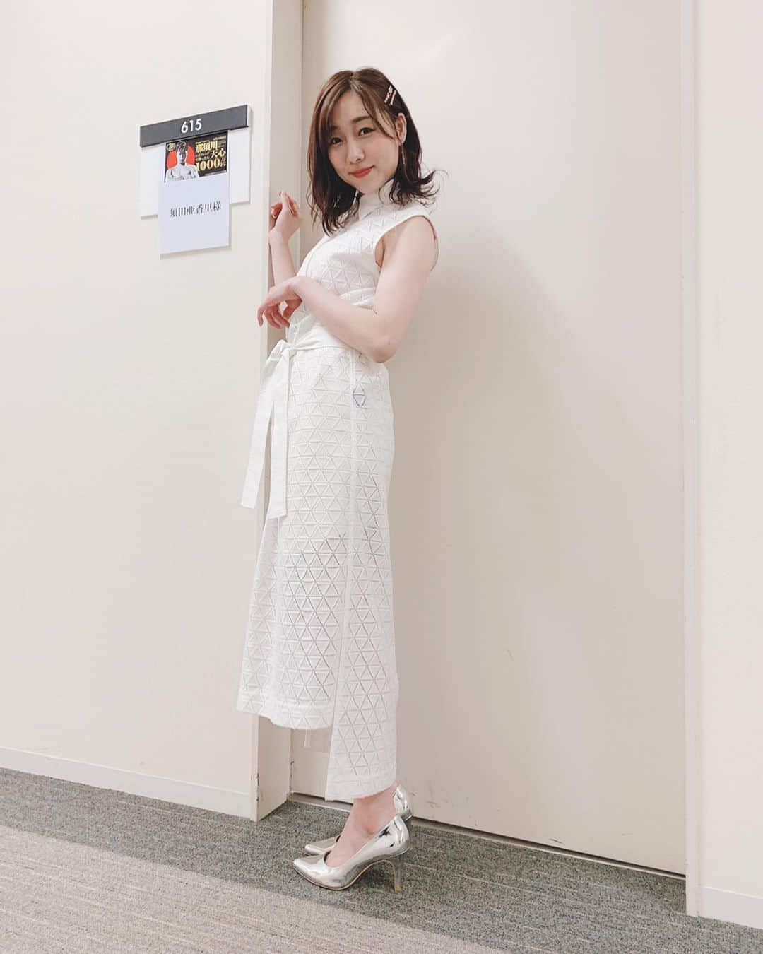 須田亜香里さんのインスタグラム写真 - (須田亜香里Instagram)「5月18日(土) 【 #那須川天心に勝ったら1000万円】 abema TV生放送、リングのすぐそばで見届けさせていただいたのですが、ボクシングって楽しい！感動した！ 6月22日の亀田興毅さんとの試合も観たすぎます。  #天心1000万 #白ワンピ #清楚と見せかけてこっそり大胆 #スリット入りスカート #珍しくヘアピンつけてもらったり #アイラインの色がさりげなくカラーだったり」5月19日 23時15分 - akarisuda