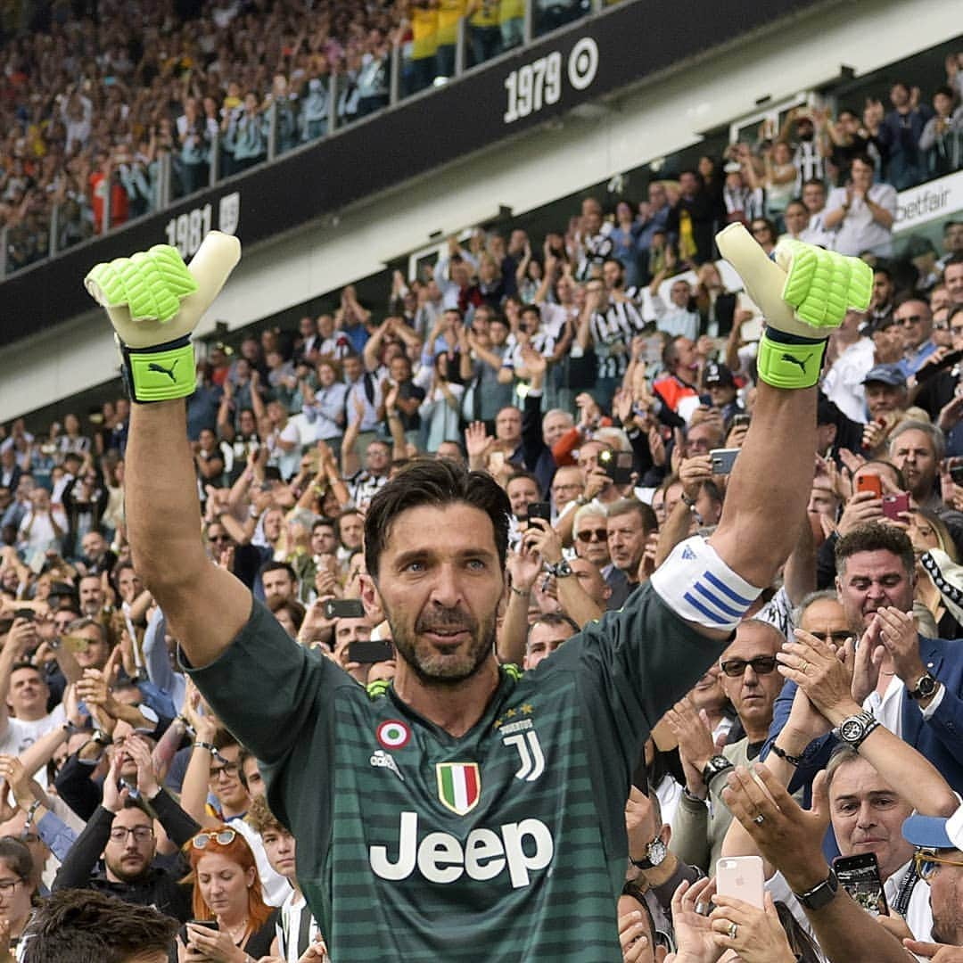 ユヴェントスFCさんのインスタグラム写真 - (ユヴェントスFCInstagram)「#OnThisDay... the moment @gianluigibuffon said goodbye. 👏👏👏 #UN1CO」5月19日 23時20分 - juventus