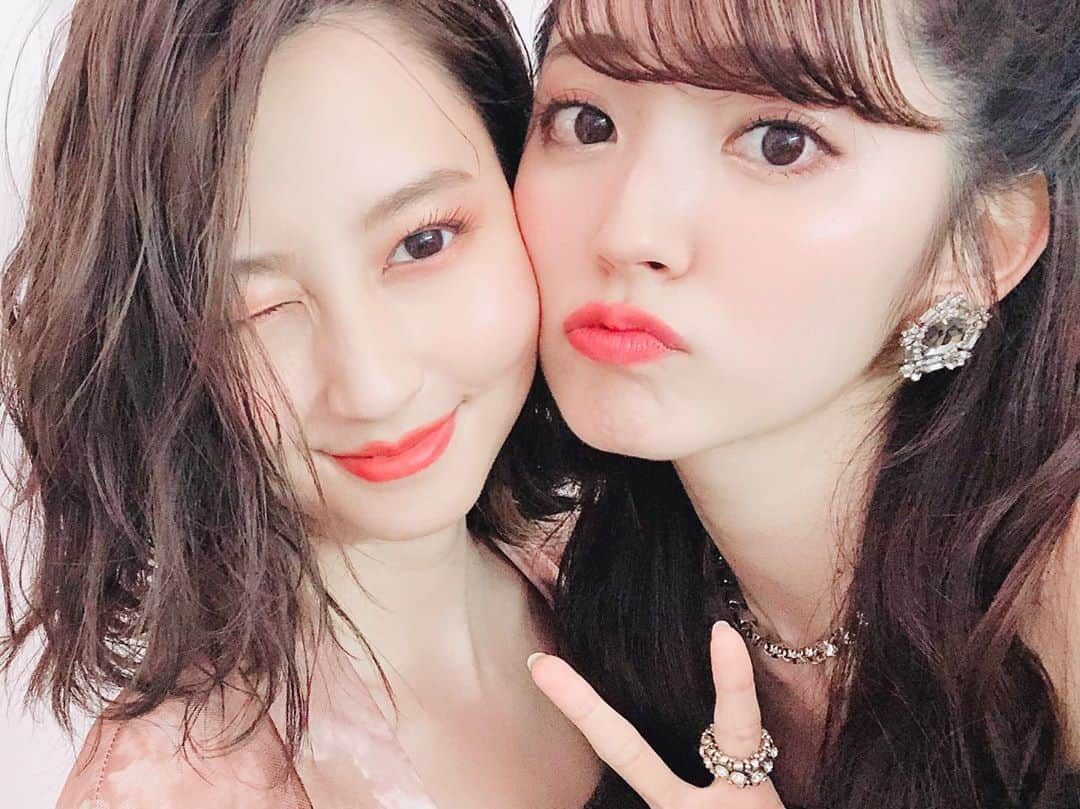 河北麻友子さんのインスタグラム写真 - (河北麻友子Instagram)「😘😘😘 愛理ちゃん昨日も可愛かったーーー！ #一瞬だったけど #２人とも #相変わらずのマシンガントーク」5月19日 23時23分 - mayukokawakitaofficial