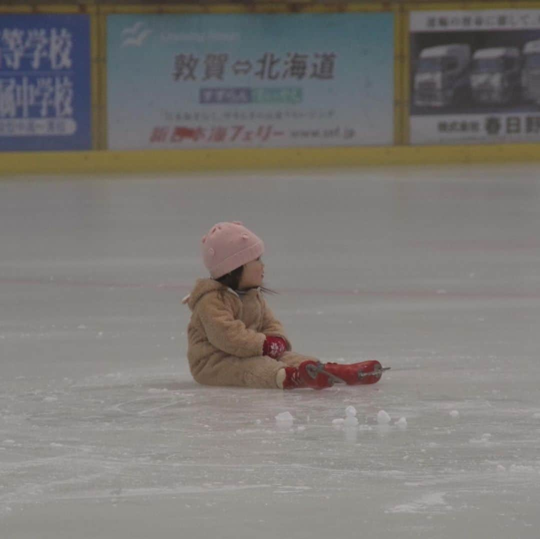 澤田亜紀さんのインスタグラム写真 - (澤田亜紀Instagram)「小塚アカデミーin敦賀✨ 今回はkidsクラスの下のtoddlerクラスを設けてくれたので、ベビ様も一緒に参加させてもらいました☺️ 貴重な経験をありがとうございました🙇🙇 ①小塚アカデミー集合写真 ②コーチ集合 ③toddlerクラス ④taken byけいちゃん ⑤おひるごはん ⑥美味しかった #小塚アカデミー #フィギュアスケート #小塚崇彦」5月19日 23時24分 - aki_sawada_107