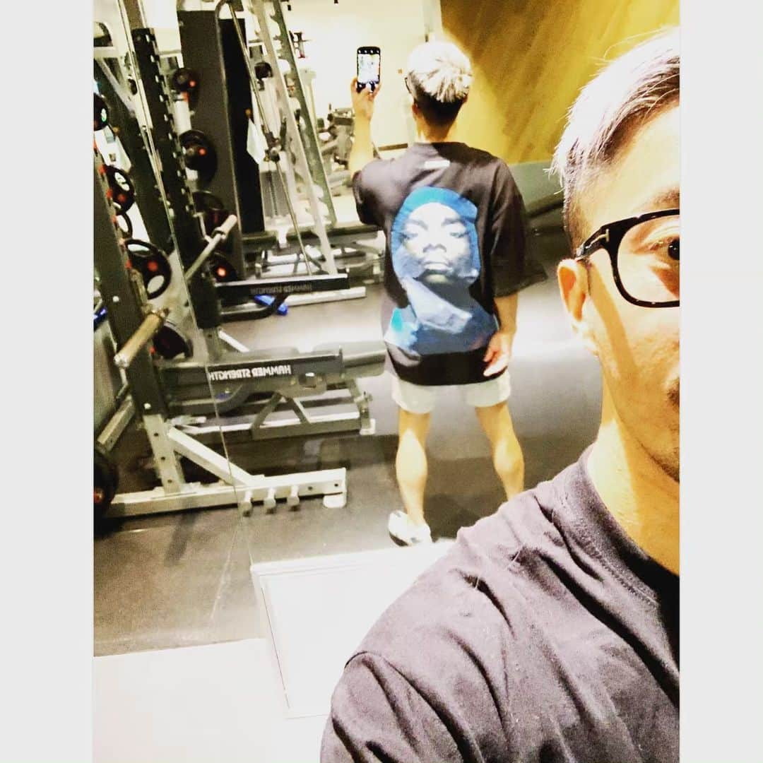 小林 ディスカスさんのインスタグラム写真 - (小林 ディスカスInstagram)「ジムっ子テンション👱🏾‍♂️💪🏾💪🏾💪🏾😩 #japan #gym #training #muscle #workout #トレーニング #筋トレ #筋肉 #脚 #肩 #スクワット#デッドリフト #ボディビル #フィジーク #マッチョ #トリプルファイブプログラム #スポーツ #パーソナルトレーニング #大胸筋 #背筋 #デッドリフト #外腹斜筋 #背中 #rugg #ラグジー #東京」5月19日 23時35分 - discus_kobayashi