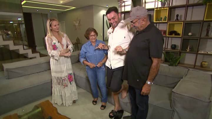 Eliana Michaelichin Bezerraのインスタグラム：「Vamos fazer o juramento do dedinho? Espero vcs hoje as 15h no SBT. Tá demais!!!! #programaeliana #eliana #manowalter #juramentododedinho」