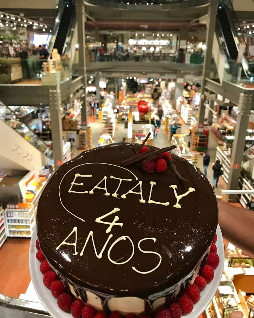 Eataly Brasilさんのインスタグラム写真 - (Eataly BrasilInstagram)「Auguri! Nosso Eataly Brasil completa hoje 4 anos de história agradecemos toda família eatalyana. É pensando em todos vocês que trazemos os melhores ingredientes para nosso mercado e restaurantes, organizamos eventos únicos e buscamos os melhores cursos de gastronomia para nossa Scuola - pois é assim que queremos alcançar a verdadeira experiência eatalyana, mostrando nossa paixão pela gastronomia. Agradecemos também a todos nossos funcionários, parceiros e fornecedores que nos acompanharam nesses 4 anos. Já estamos prontos para mais! Salute!  #EatalySP #SouEatalyano #Eataly4Anos」5月19日 23時30分 - eatalybr