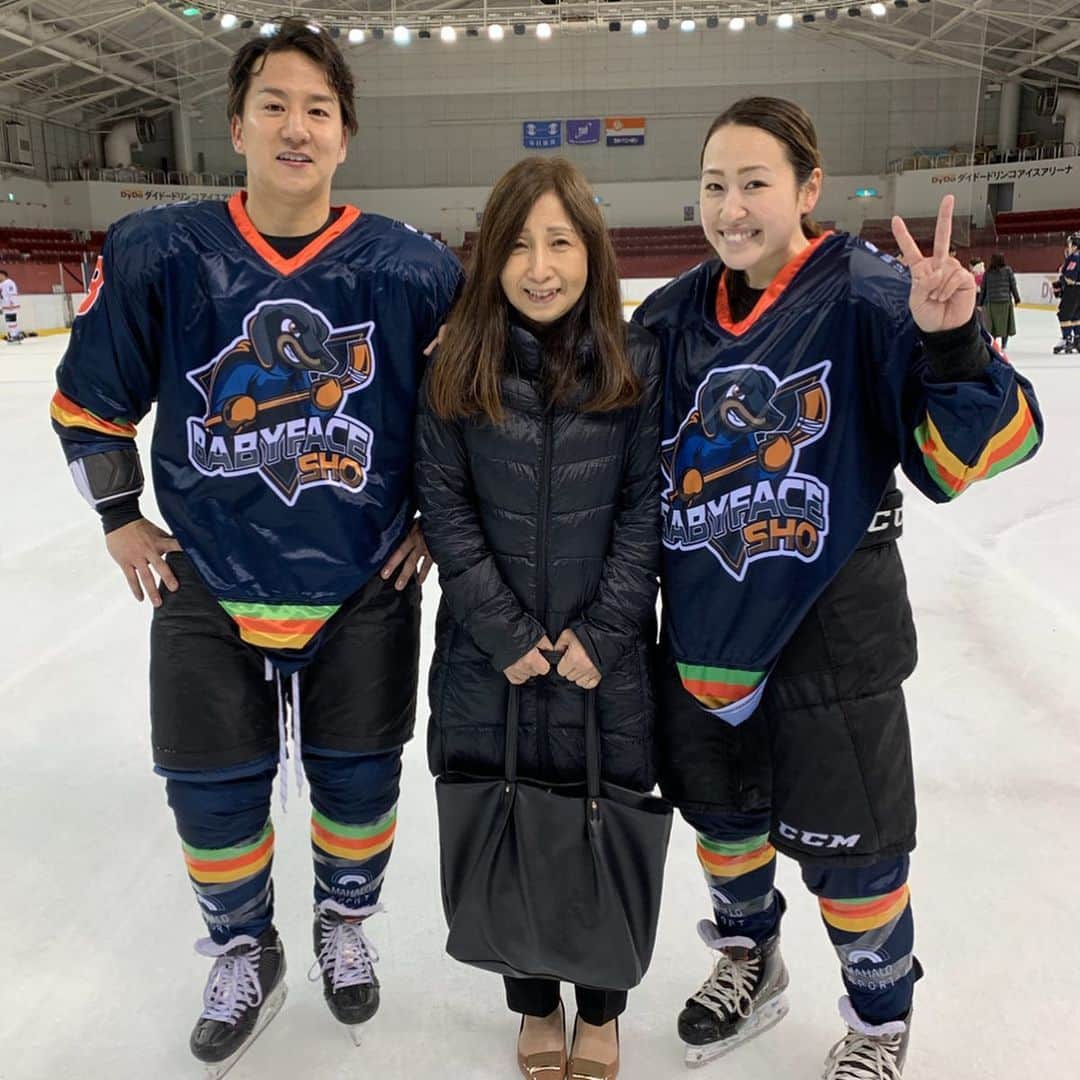 菊池沙都のインスタグラム：「私ついに30歳になりました🍀 I turned 30 years old 🥺🙌✨ ここまで育ててくれた家族、 そして周りのたくさんの方々に本当に感謝しています。 大人っぽい女性を目指しつつ... 30歳も元気いっぱい笑顔いっぱいで過ごしていきまーす😎❤️ * * * お母さんと大切な人たちが応援してくれる中、 お昼はお兄ちゃんと夜はお父さんと 久しぶりにアイスホッケー🥰💕 お父さんは5年ぶりだったけどできてました👏✨ #Happyday #Familyday #icehockeyday #birthday#30thbirthday #30歳 大好きな数字！ #アイスホッケー#楽しい ❤️」