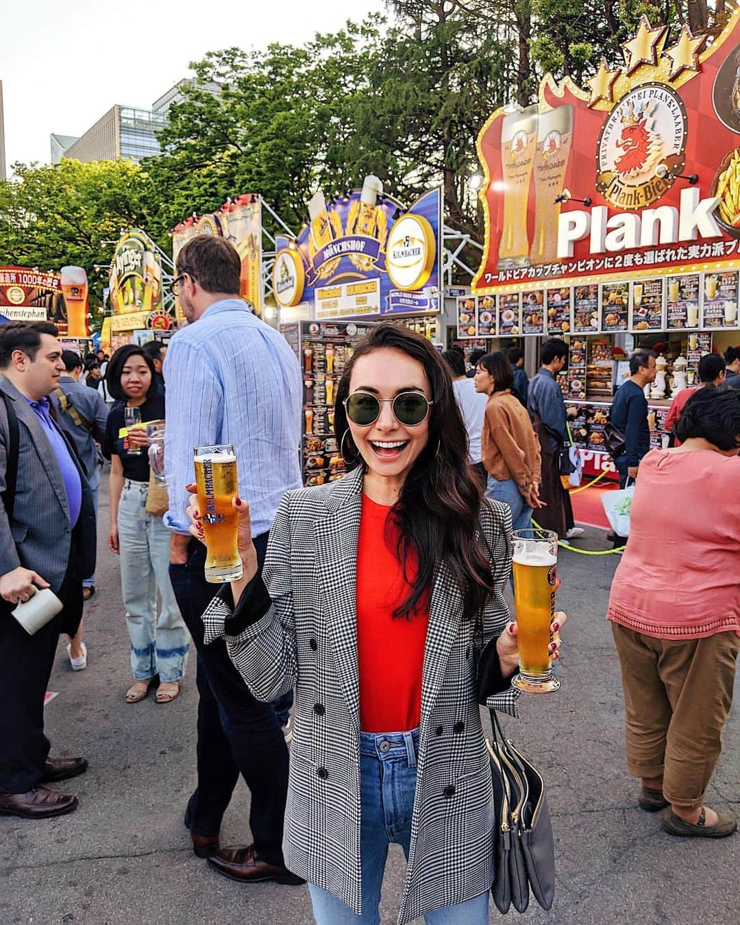 シャウラさんのインスタグラム写真 - (シャウラInstagram)「Oktoberfest in the middle of May. I arrived saying “I’m not a big beer drinker.” Yet here I am double fisting. 🍺🍺 「私あまりビール飲まないんだよね〜」と言いながらオクトーバーフェスに行ってきました。そんなことを言ってた私はこの状態。両手にビール。明日は体むくむくパンパンだな。 #ootd #tokyo #beer」5月19日 23時31分 - shaula_vogue