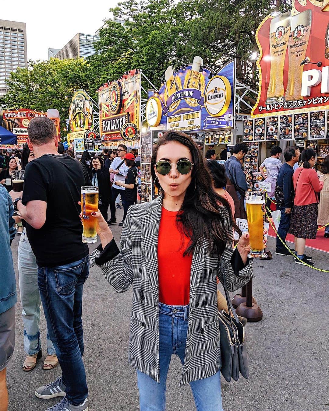 のインスタグラム：「Oktoberfest in the middle of May. I arrived saying “I’m not a big beer drinker.” Yet here I am double fisting. 🍺🍺 「私あまりビール飲まないんだよね〜」と言いながらオクトーバーフェスに行ってきました。そんなことを言ってた私はこの状態。両手にビール。明日は体むくむくパンパンだな。 #ootd #tokyo #beer」