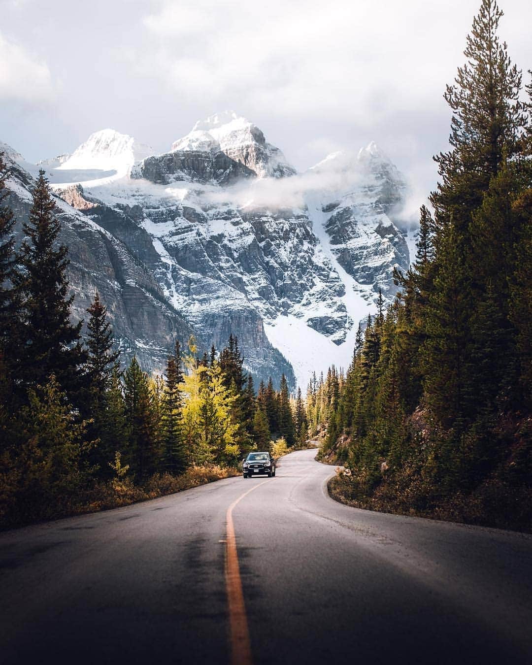 Discover Earthさんのインスタグラム写真 - (Discover EarthInstagram)「Located in Alberta's Rockies along the Trans-Canada Highway and with the peaks of Mt. Rundle and Mt. Cascade dominating its skyline Banff should be on anyone's bucket list ! Is it on yours ? 🏔🇨🇦 Share this with the people you would want to discover these incredible roads with ! — 📍#DiscoverCanada — 📸 Photo by @niklasdschnr」5月19日 23時32分 - discoverearth