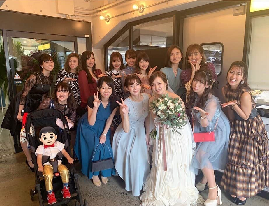 朝日奈央さんのインスタグラム写真 - (朝日奈央Instagram)「アイドリング!!!の同期だったひぃちゃんの結婚式がありました👰🏼🤵🏼💐 ひぃちゃんのドレス姿がキレイすぎて、出てきた瞬間から号泣😢💗 涙が止まらなかった。。 みんなを楽しませよう!!という、お2人の優しさと温かさが伝わって終始感動してしまいました。（ ; ; ） 大好きなメンバーが幸せそうで私も心から幸せ😭 みんなでお祝い出来て嬉しかったなぁ！ ひぃちゃん本当におめでとう💗💗💗」5月19日 23時33分 - pop_step_asahi