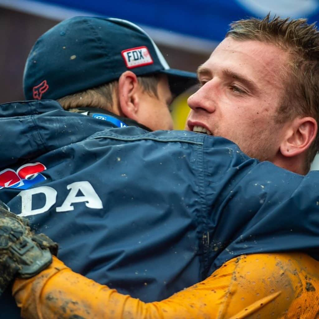 ケン・ロックゼンさんのインスタグラム写真 - (ケン・ロックゼンInstagram)「My favorite kind of hugs. @courtneyroczen @50_beeks @oswi_cbad 📸 @emeryphoto」5月19日 23時45分 - kenroczen94