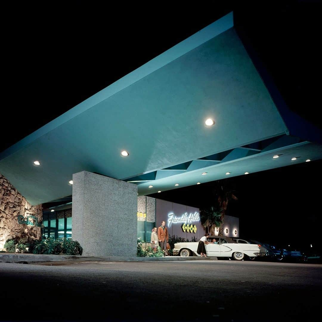 lifeさんのインスタグラム写真 - (lifeInstagram)「The exterior facade and parking lot of the Friendly Hills bowling alley in East Whittier, California, 1958. (Ralph Crane—The LIFE Picture Collection/Getty Images) #vintagecolor #bowling #California」5月19日 23時45分 - life