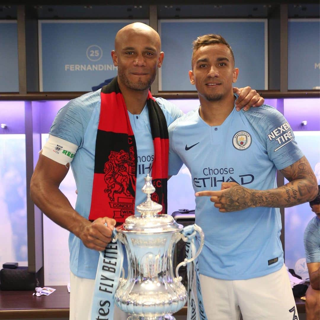 ダニーロ・ルイス・ダ・シウバさんのインスタグラム写真 - (ダニーロ・ルイス・ダ・シウバInstagram)「Thank you @vincentkompany for show us the right way to really fight until the end and be resilient in every situation.Wish you all the best for  your  future! Legend 👊🏽」5月19日 23時37分 - daniluiz2