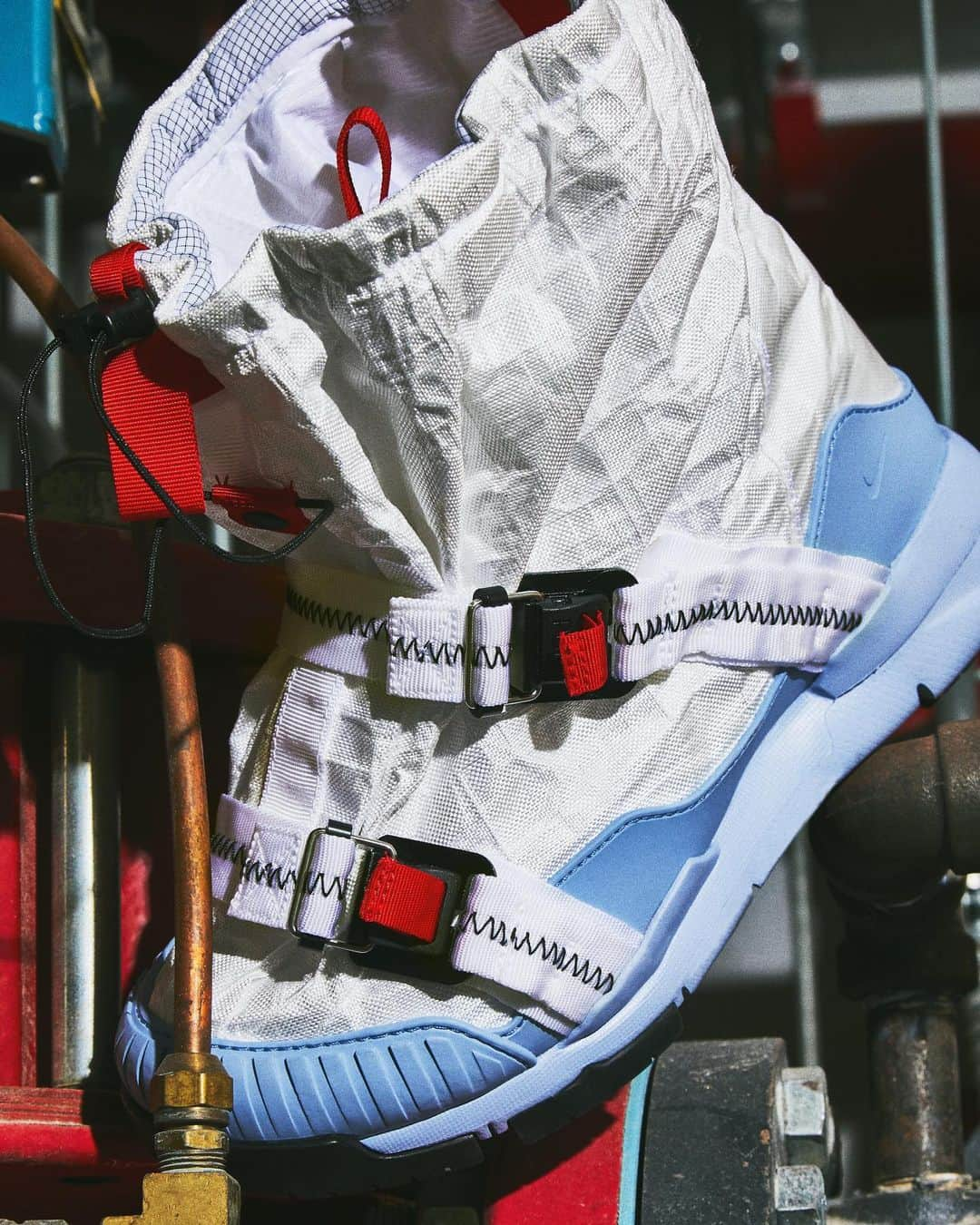 GQさんのインスタグラム写真 - (GQInstagram)「@tomsachs' latest Nike release, the Mars Yard Overshoe, will take anything you can throw at it. Even scissors. Read more at the link in bio. #SneakerOfTheWeek (📸@mattymarty)」5月19日 23時40分 - gq