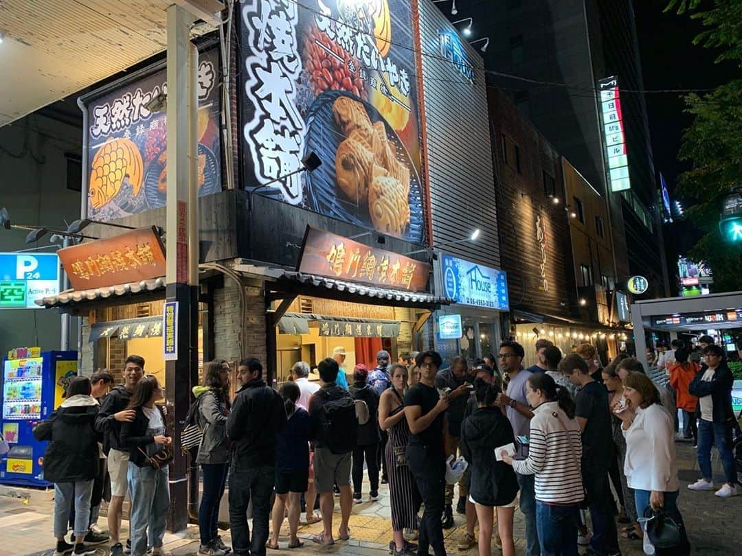 池田真一のインスタグラム：「あかん！外国人にたい焼きバレた！ ドカ跳ねしてる！！！！」
